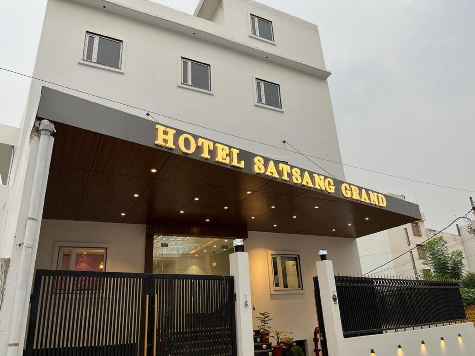 Hotel Satsang Grand Varanasi Eksteriør bilde